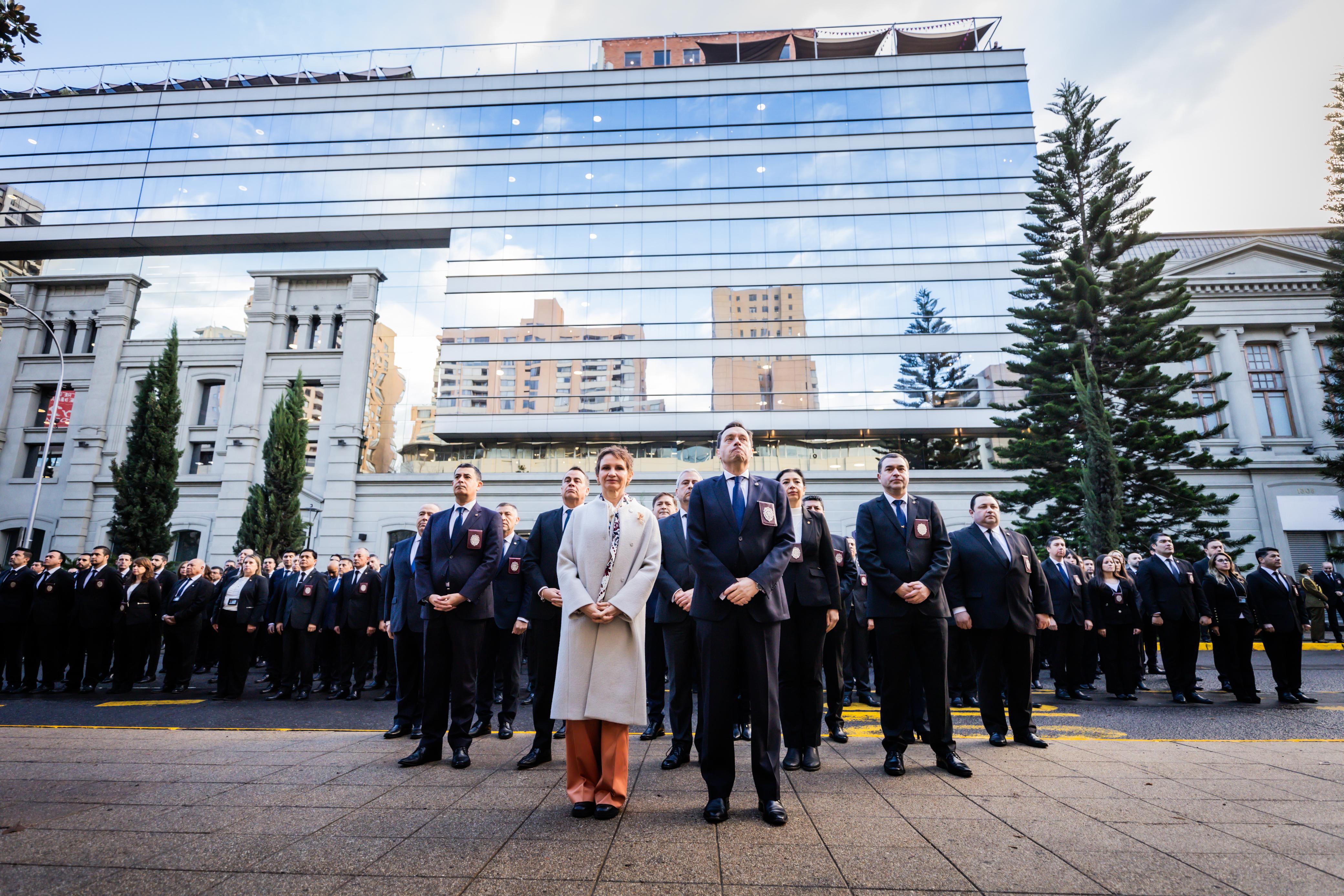 Ministra Tohá felicita a la PDI en su aniversario número 91 con saludo a mil efectivos e izamiento de la gran Bandera del Bicentenario